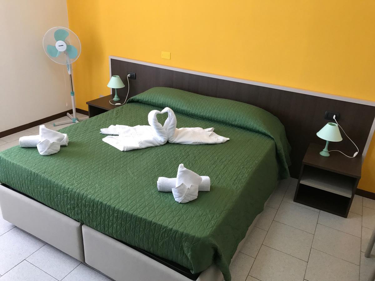 באדזי Hotel Marina מראה חיצוני תמונה
