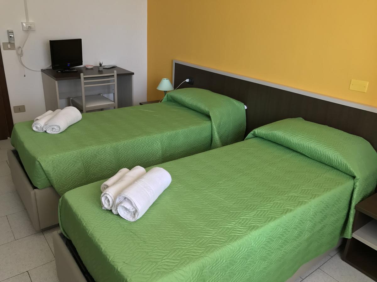 באדזי Hotel Marina מראה חיצוני תמונה