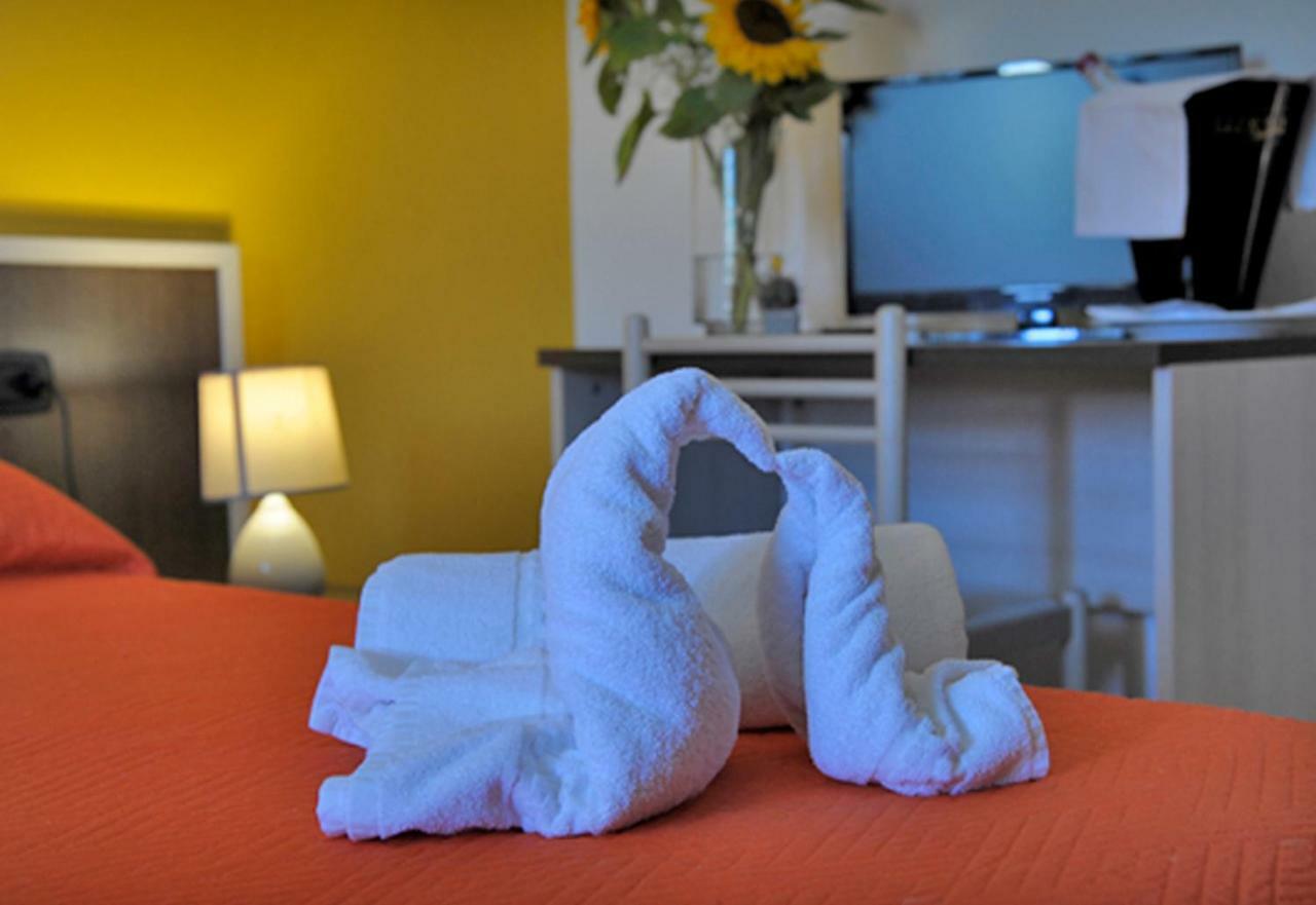 באדזי Hotel Marina מראה חיצוני תמונה